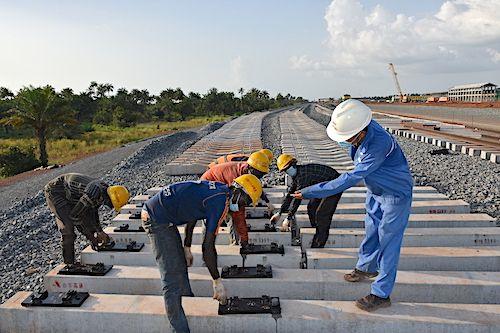 Guinée : pose des premiers rails sur la voie ferrée du Projet Boffa-Boké de la SMB