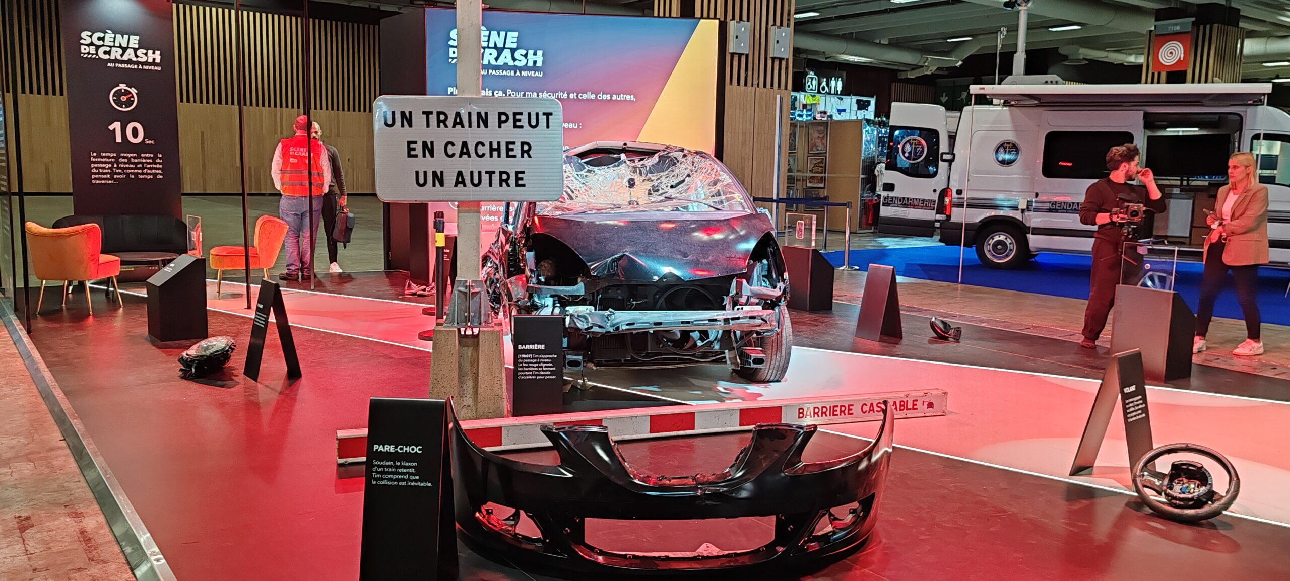 « Scène de crash » : La SNCF Réseau Frappe les Esprits au Mondial de l’Automobile 2024 avec une Installation Choc